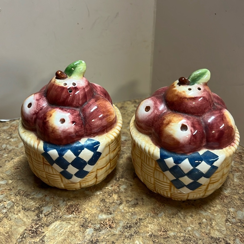 Susan Winget folk art kitchen apple basket salt, and pepper shakers